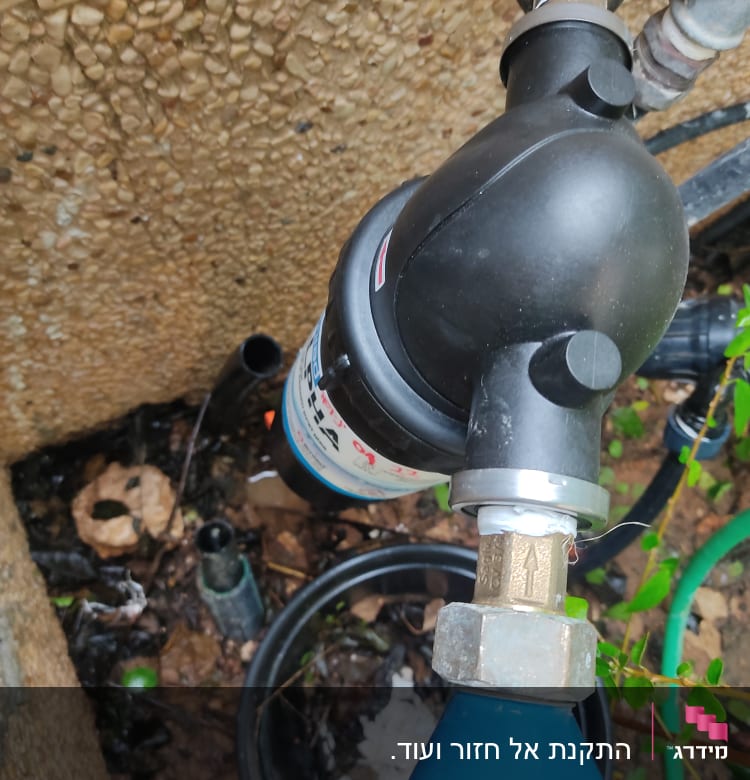 חיבורי צנרת ומסנן מים בגינה